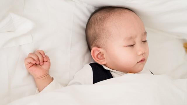 宝宝睡觉满床乱滚，难道是身体发出的发育信号？