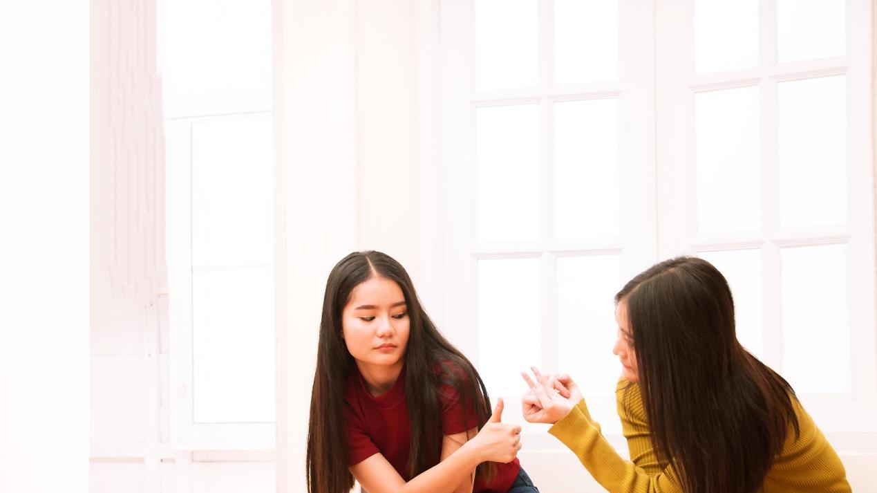 张方在大学里看到一个和自己长得一样的同学