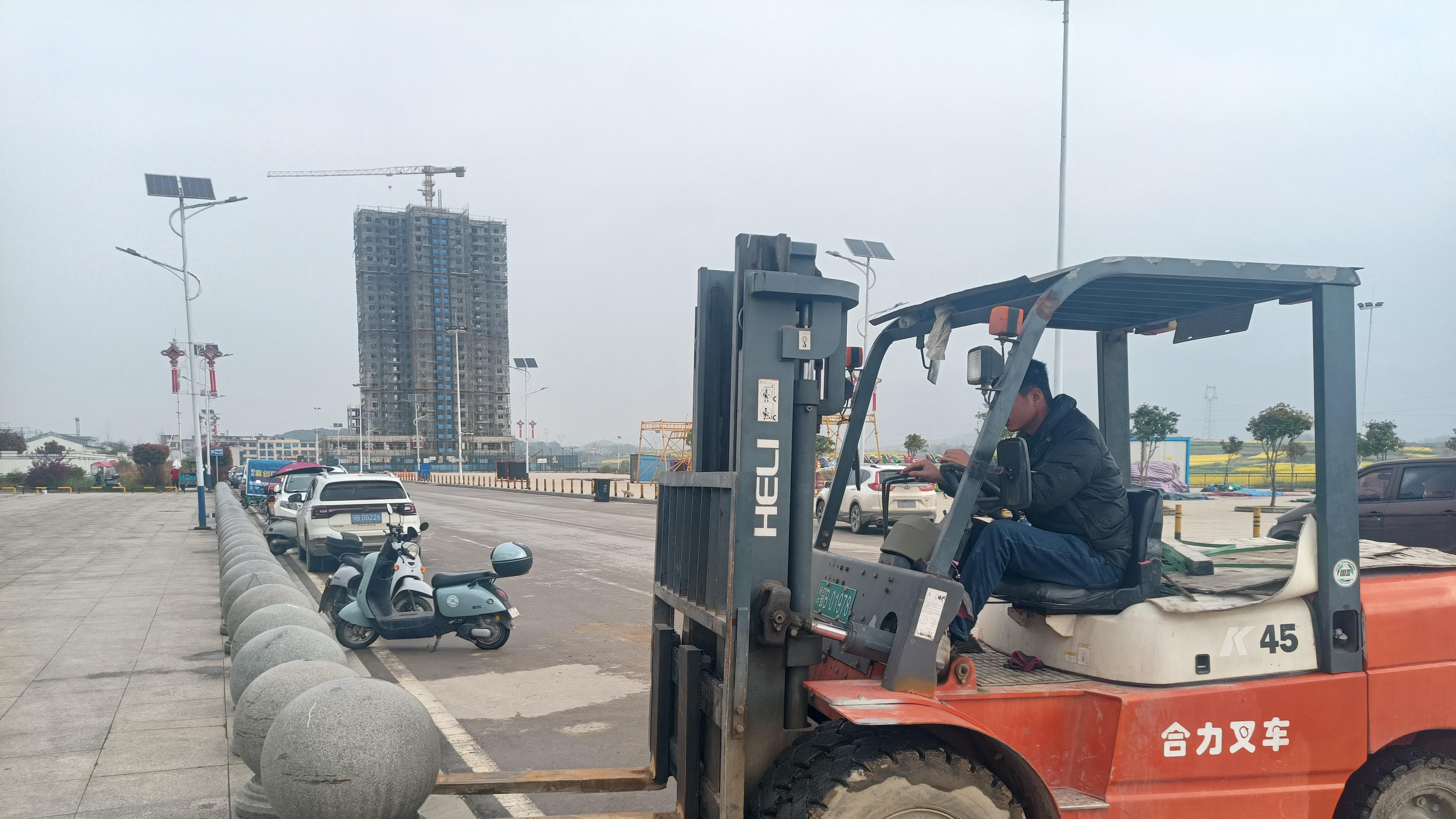 阳新县白沙镇：高铁站广场环境改造焕新频