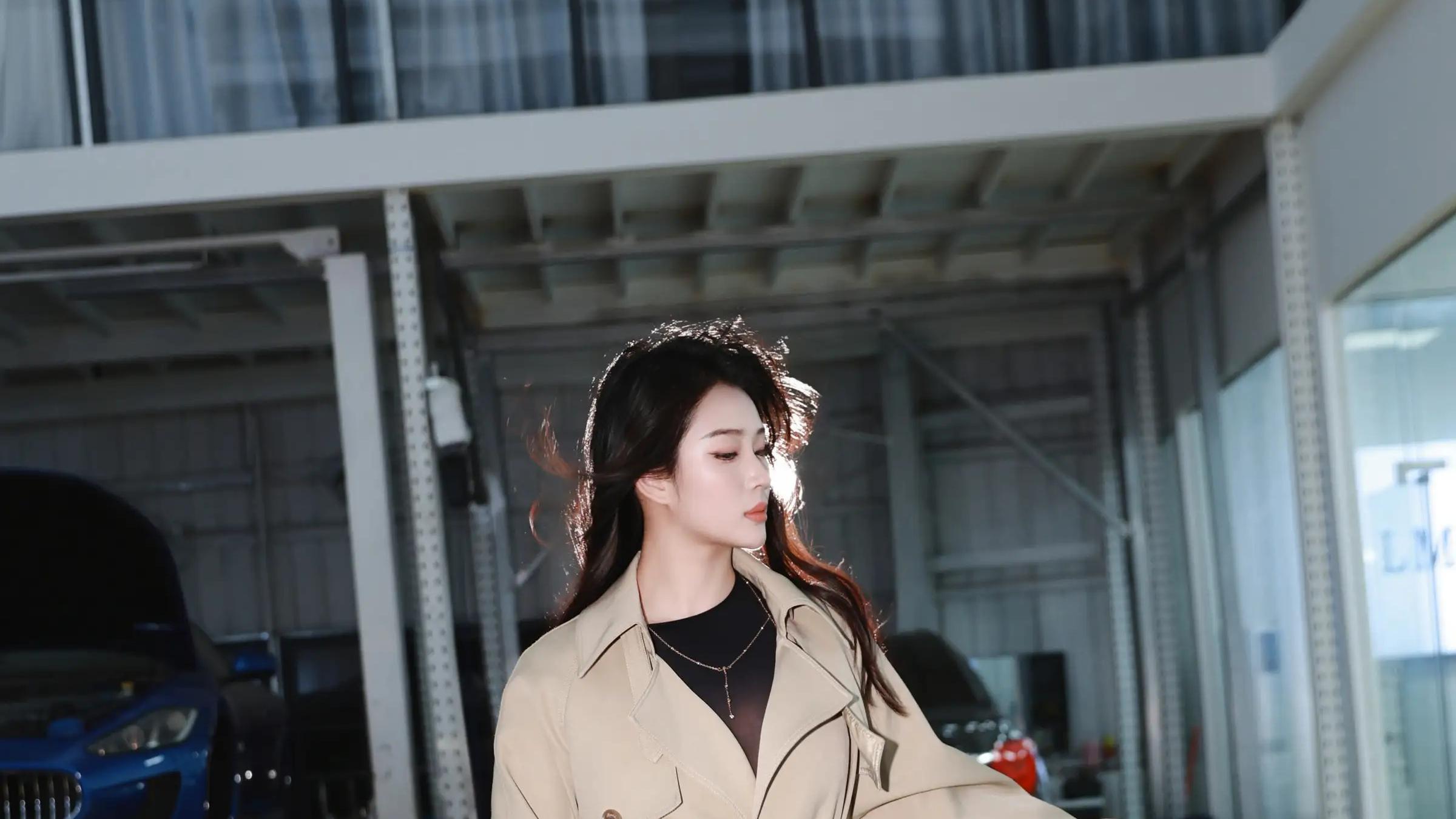 当温柔遇上野性：美女与重机车的超飒同框。