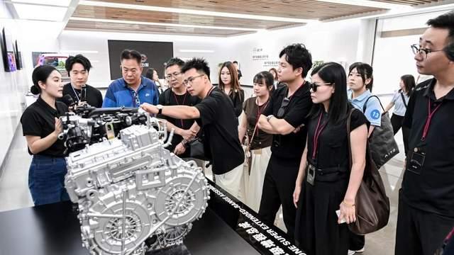 全新一代问界M9正式开启全国首交