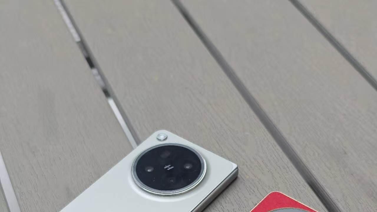 小锐评：抛弃硬件思维，折叠屏就得看体验