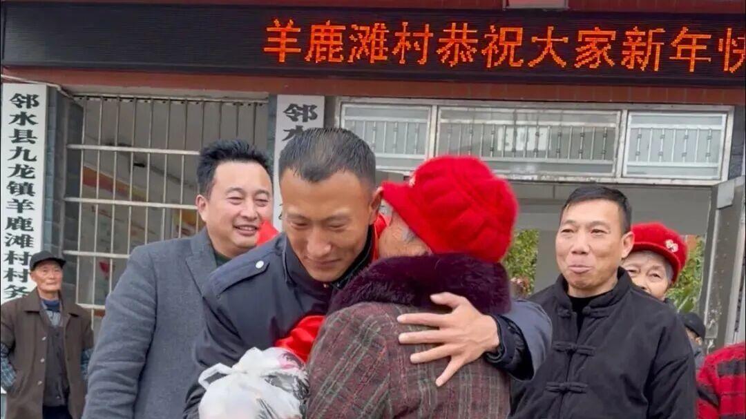 四川一地村民泪别“网红书记”：民心是基层干部的最高勋章