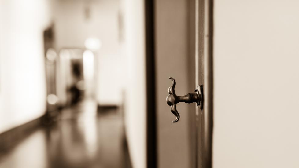 隐私 vs 生命？全国首个！浙江明确：医院查出 HIV，必须主动告知患者配偶，浙江艾滋规定引全网热议