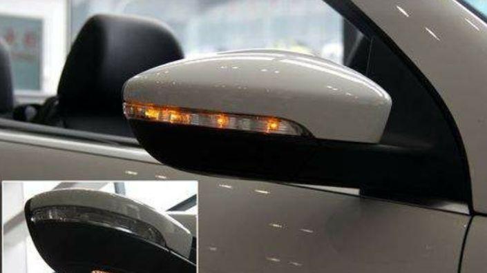 空无一车的马路上，变道要不要打转向灯？说出来你别不信