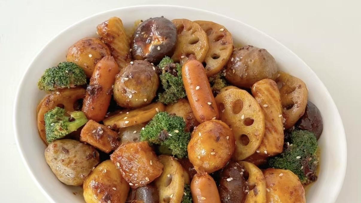 麻辣香锅红油翻滚，青菜煮1分钟丸子煮4分钟