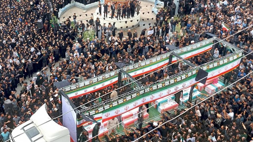 血色校园恸哭震海湾：美以空袭伊朗女子小学致165人遇难 米纳卜万人葬礼叩问和平