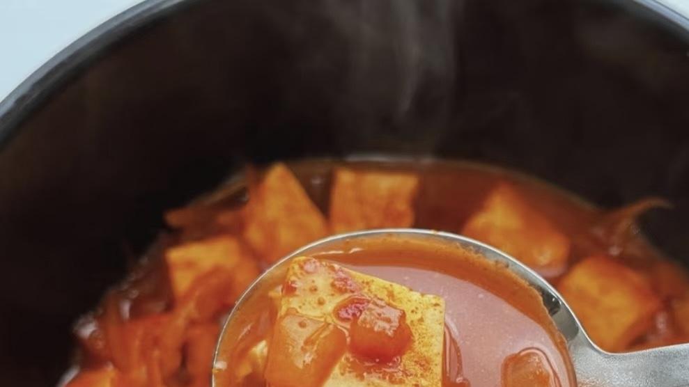 “咕嘟咕嘟，一锅会发光的泡菜汤！”