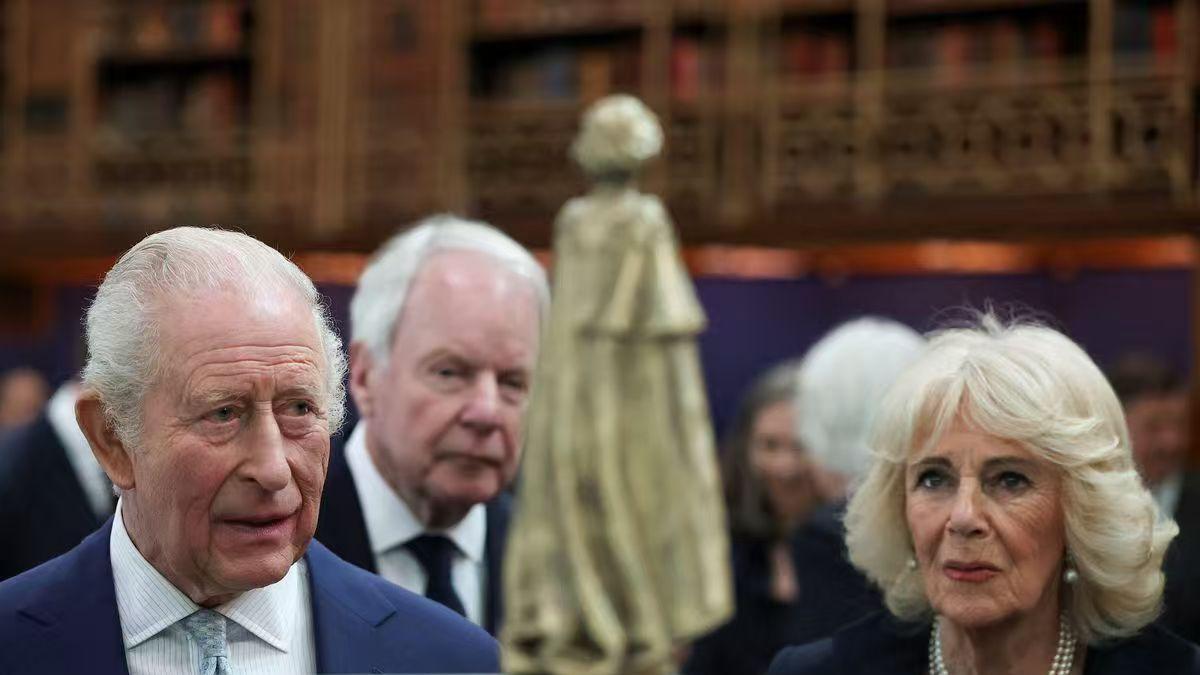 太丑了！女王百年诞辰雕像遭狂批：一点都不像，还我骑马英姿