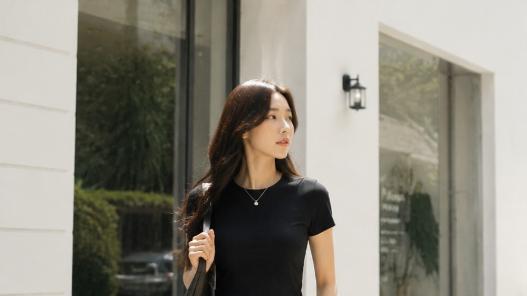 "亚麻裤+德训鞋"，才是今夏不挑人的王炸组合，时髦百搭显气质