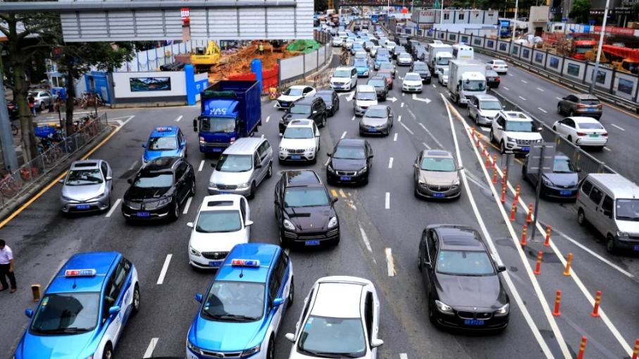 网约车跑不下去怎么办？帮司机伪造合规证件，“喜提”一年包吃住