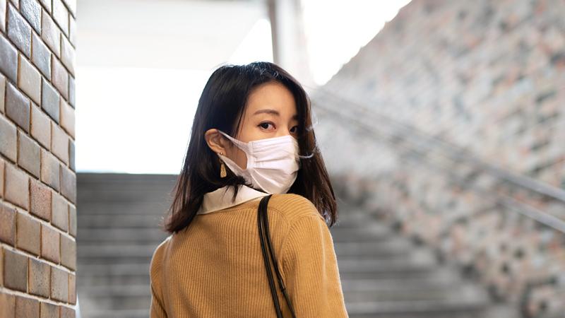 我28岁，老公失业后不挣钱，我回去娘家，我想离婚，我父母希望我谨慎考虑