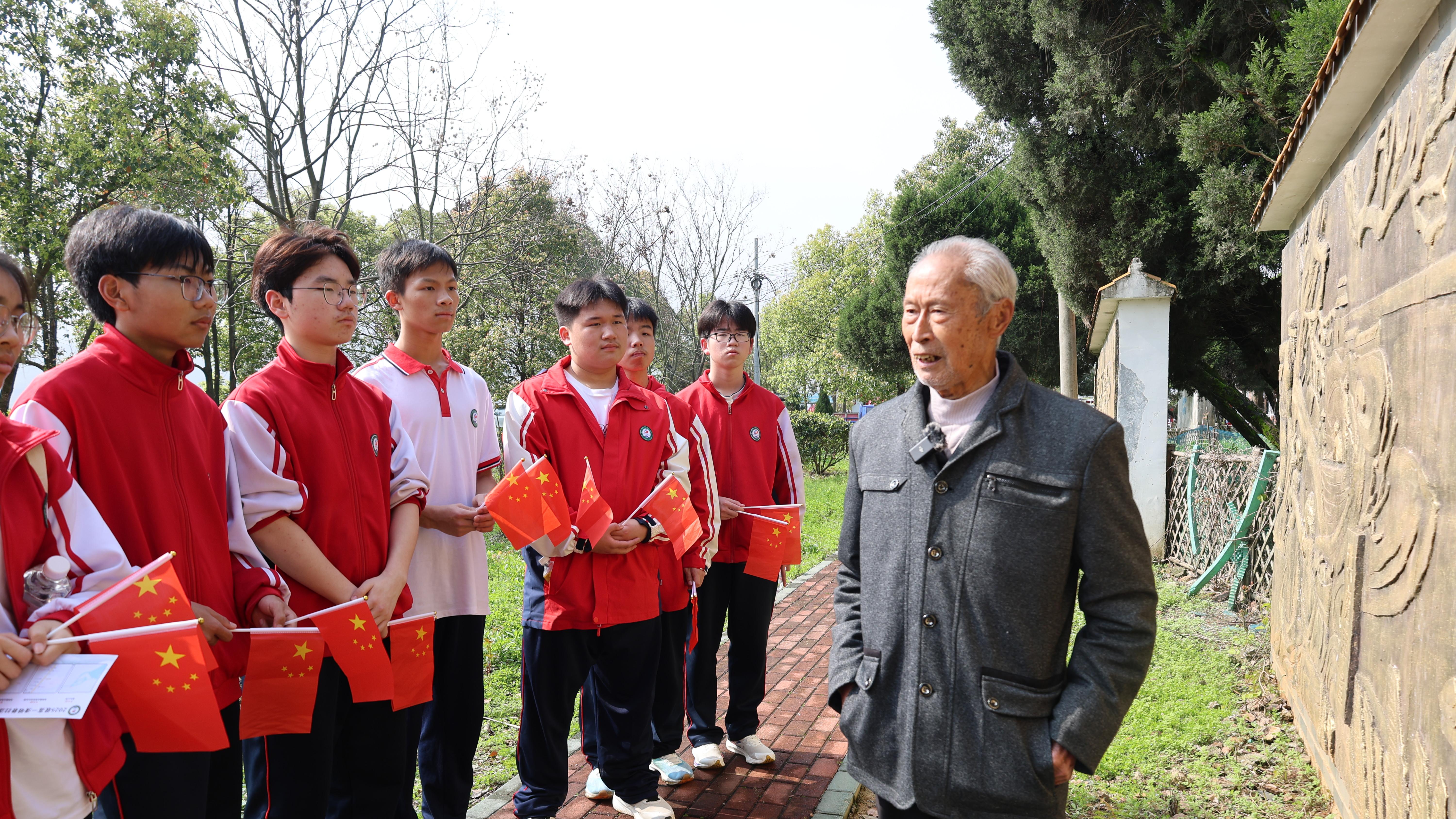 阳新：富水大坝前 学生们聆听85岁建设者讲述峥嵘岁月