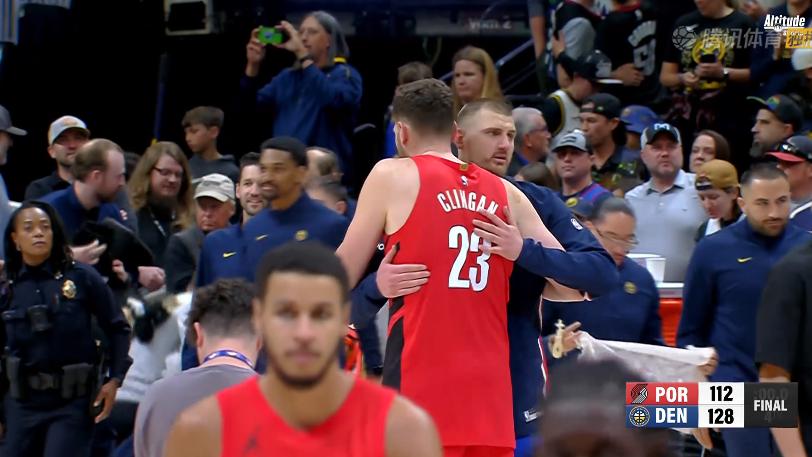 空间型中锋！克林根18+13+4记三分，赛后克林根走过去，抱住约基奇