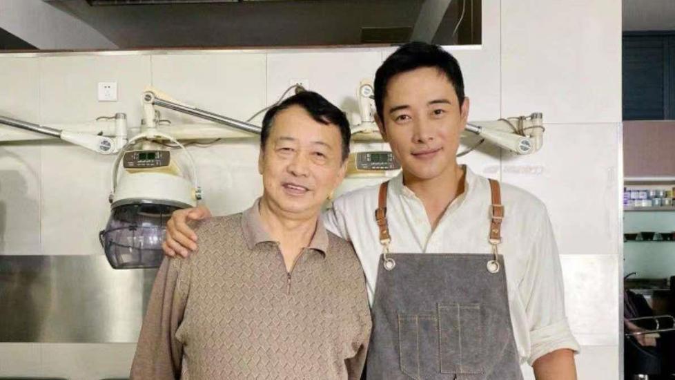 热搜背后：褪去明星滤镜，是成年人最真实的温柔与遗憾