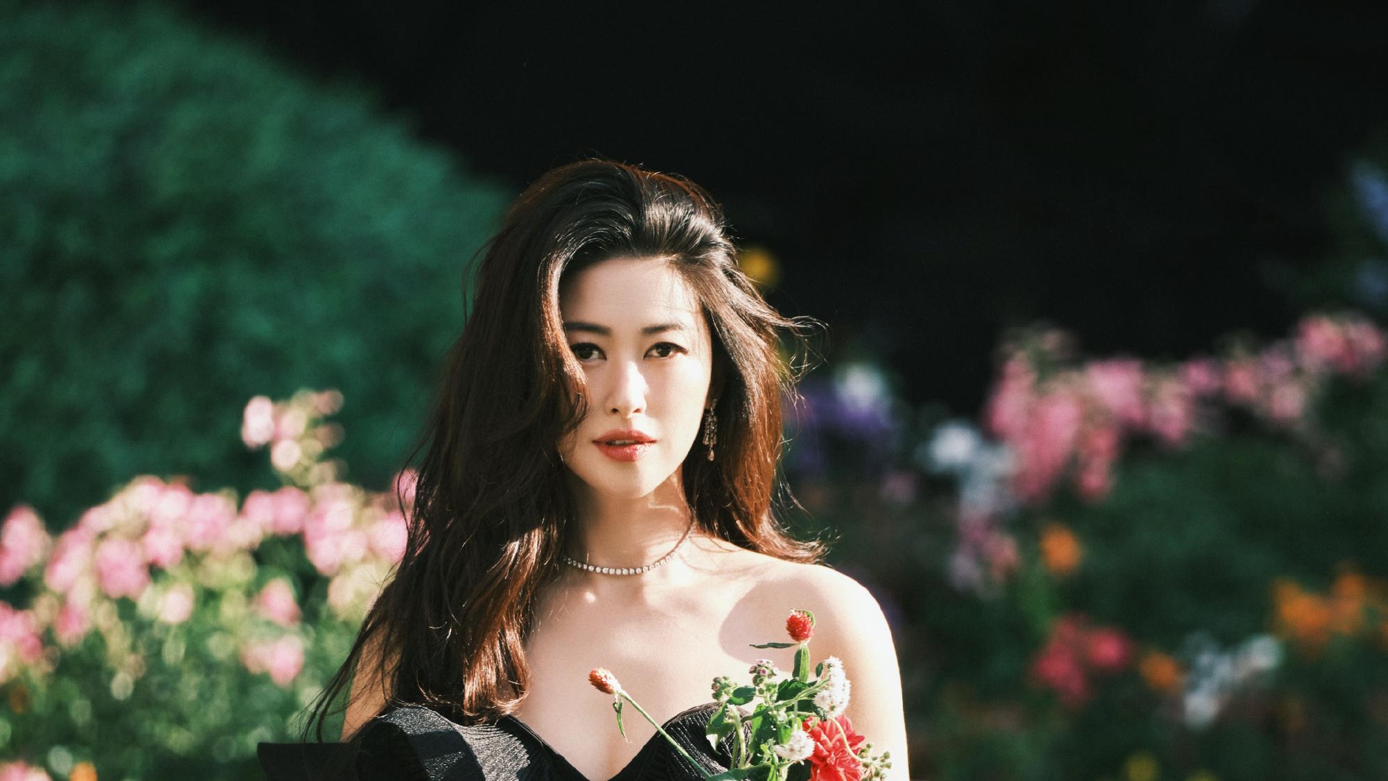 朱珠这组写真杀疯了！露肩黑裙配红菊，回眸一笑从贵气美人变松弛女神，这状态绝了