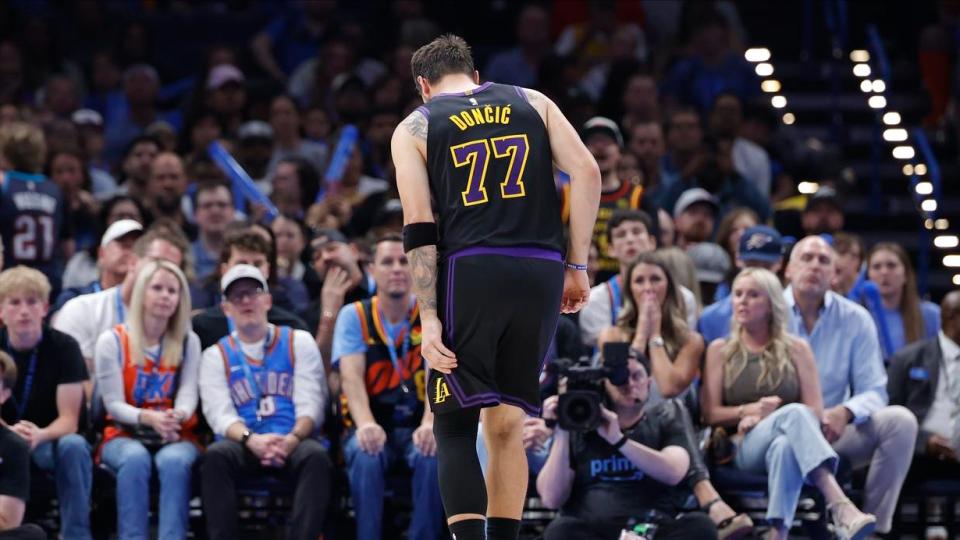 湖人惨败雷霆，东契奇无对抗拉伤腿筋退场！雷迪克9人轮换引众怒