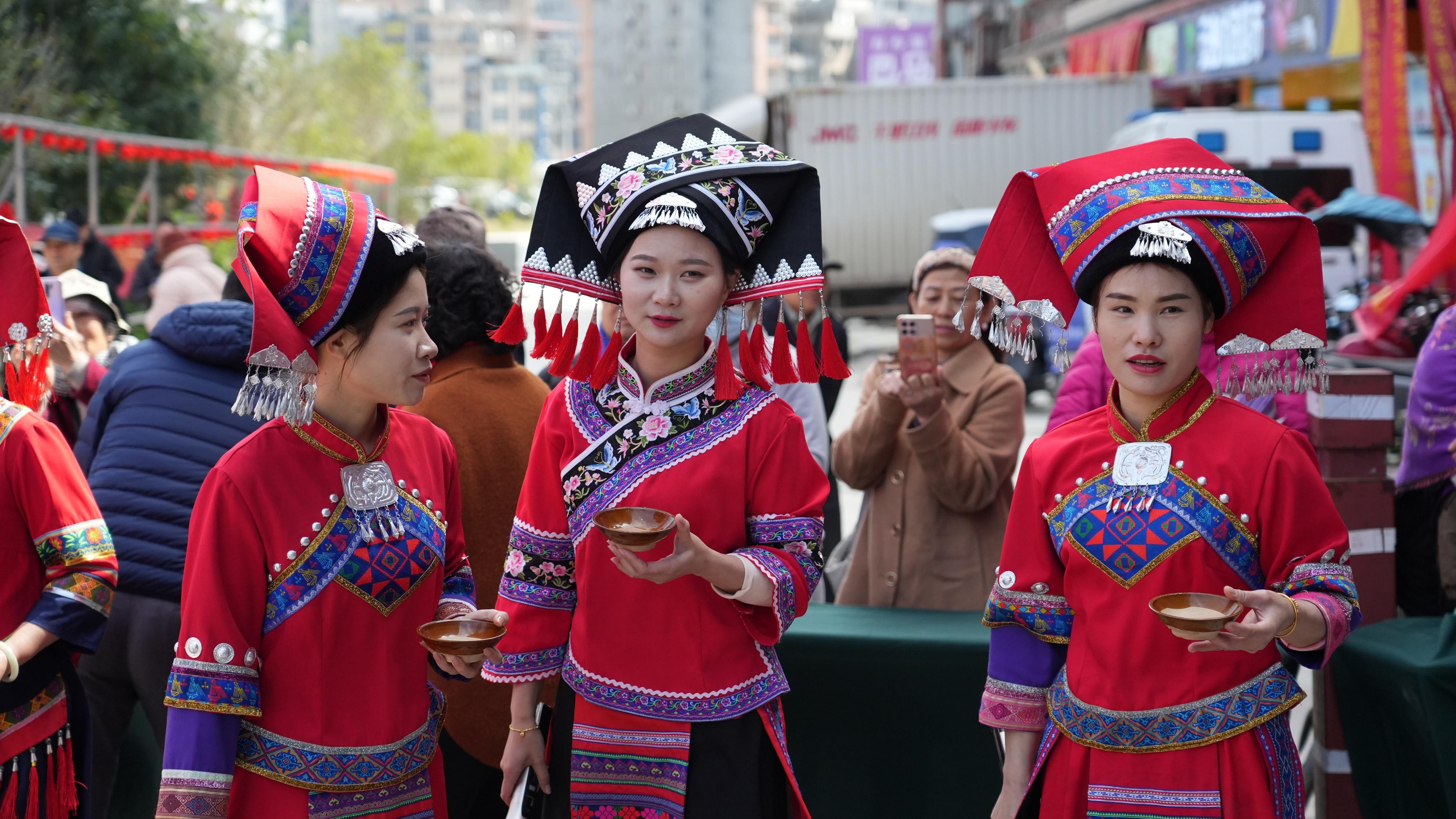 长寿乡赴约，巴马世纪养生园千人长桌宴，候鸟人暖冬团圆盛典