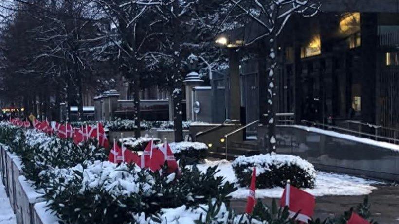 美国大使馆拔了44面旗帜，惹怒了整个欧洲，特朗普为啥火上浇油？