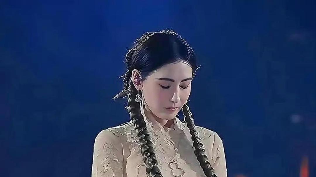 42岁张柏芝演唱会造型火了！繁琐臃肿裙难掩美貌，不愧是港圈天花板！