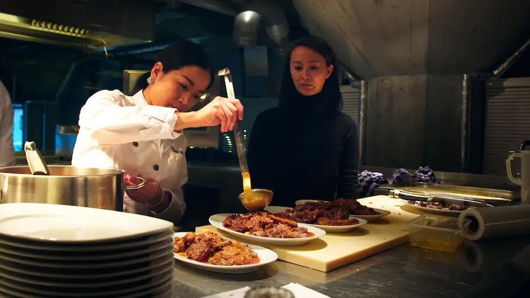 一道“叉烧肉”背后的百年移民史：专访《Meer dan Babi Pangang》导演Julie N