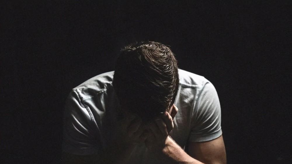 摄像头对准脸、厕所限时，这是管理还是监视？