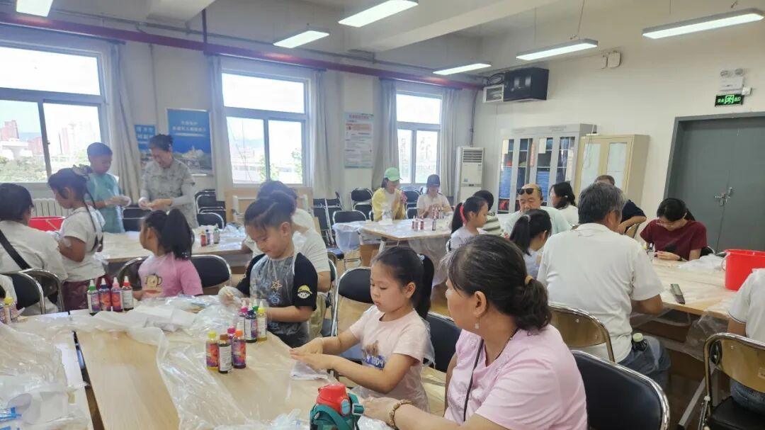 鲁谷街道重聚园社区传承非遗手工制作活动