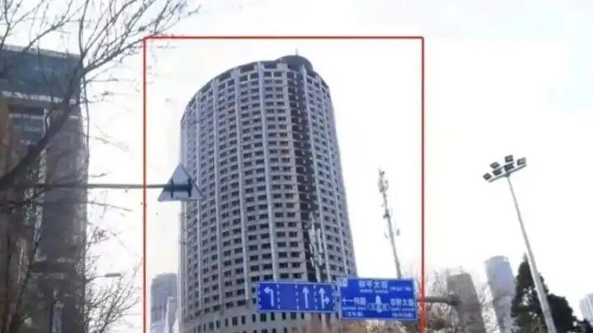 中山路上30年老烂尾楼已拆除近一半