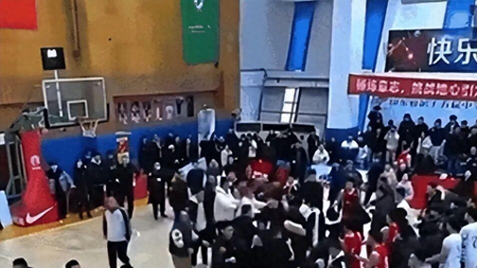 山东耐高决赛乱成一团 家长冲场对打？两校称已和解
