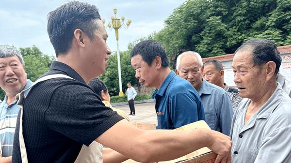 重庆渝贵乐农副产品走进民协村开展“七一送温暖”活动