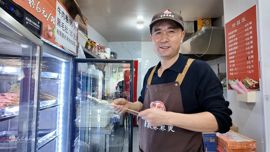 【直击现场】国庆天水热度拉满！天水唐敬麻辣烫排长龙，游客慕名等一碗热辣烟火！