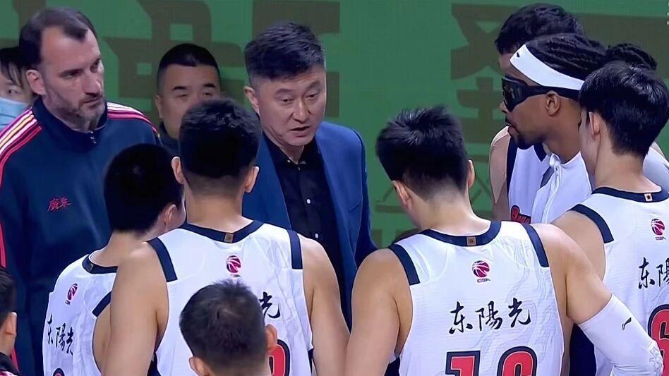 CBA季后赛三重奏：北京主场金身告破，赵睿言论惹风波，广东“晚安”遭回敬