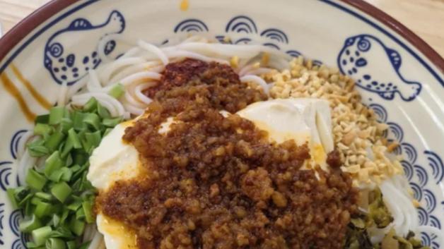 昆明人气早餐豆花米线！滑嫩鲜香，口感丰富超对味