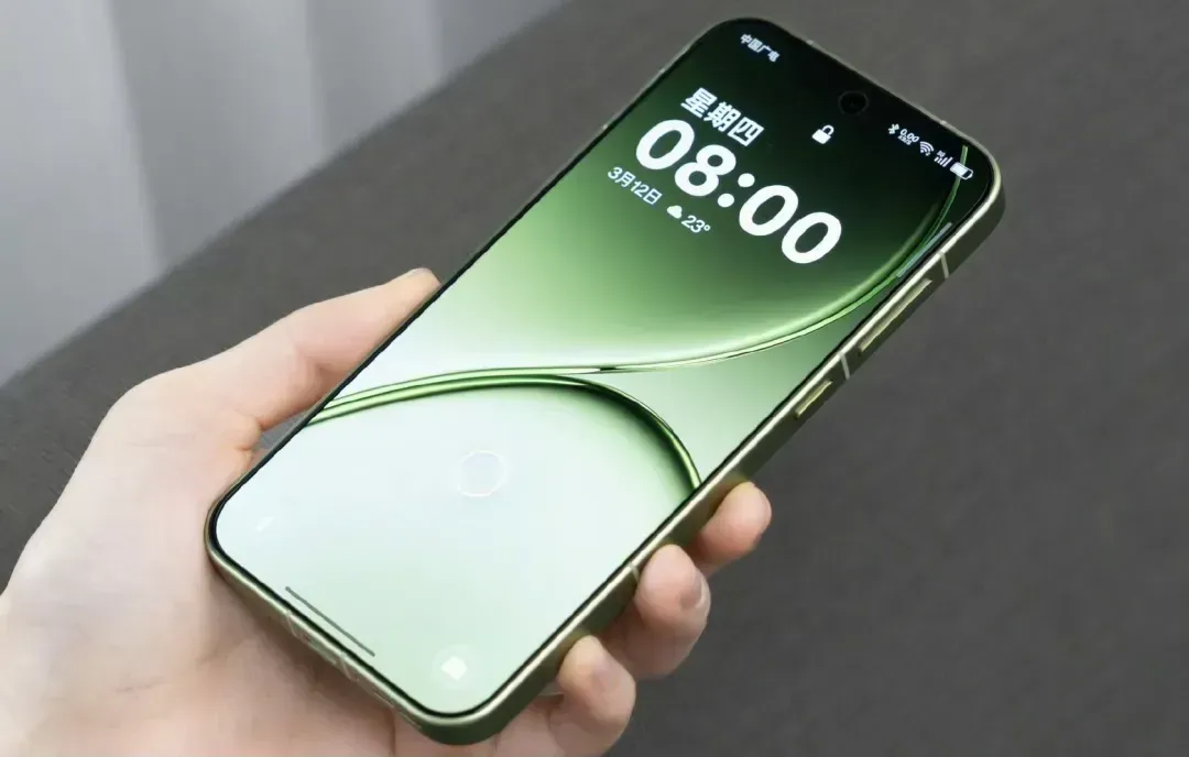 一加“发飙了”，第五代骁龙8至尊+7500mAH+潜望长焦，小屏新机跌至新低价