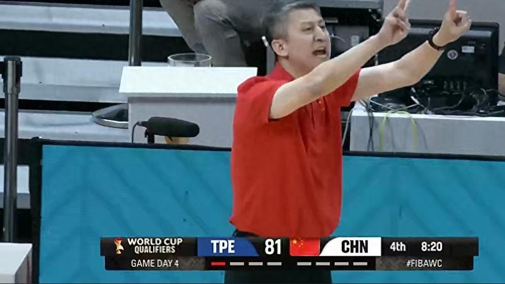 赛后一球员在中国队更衣室哭得像小孩，郭导抱着他安抚