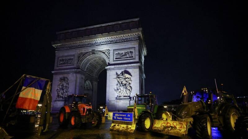 法国农民反对贸易协定 驾驶拖拉机封堵巴黎要道并逼近凯旋门