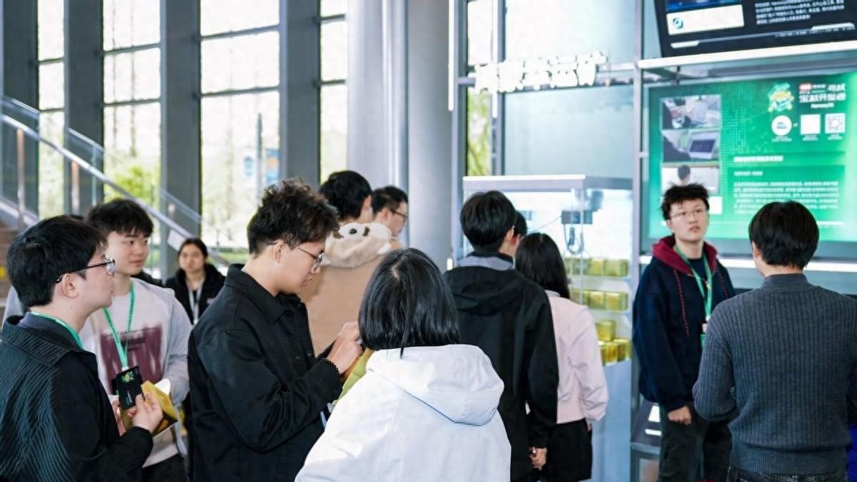 小红书黑客松里的鸿蒙创客，脑洞能装下几个宇宙？