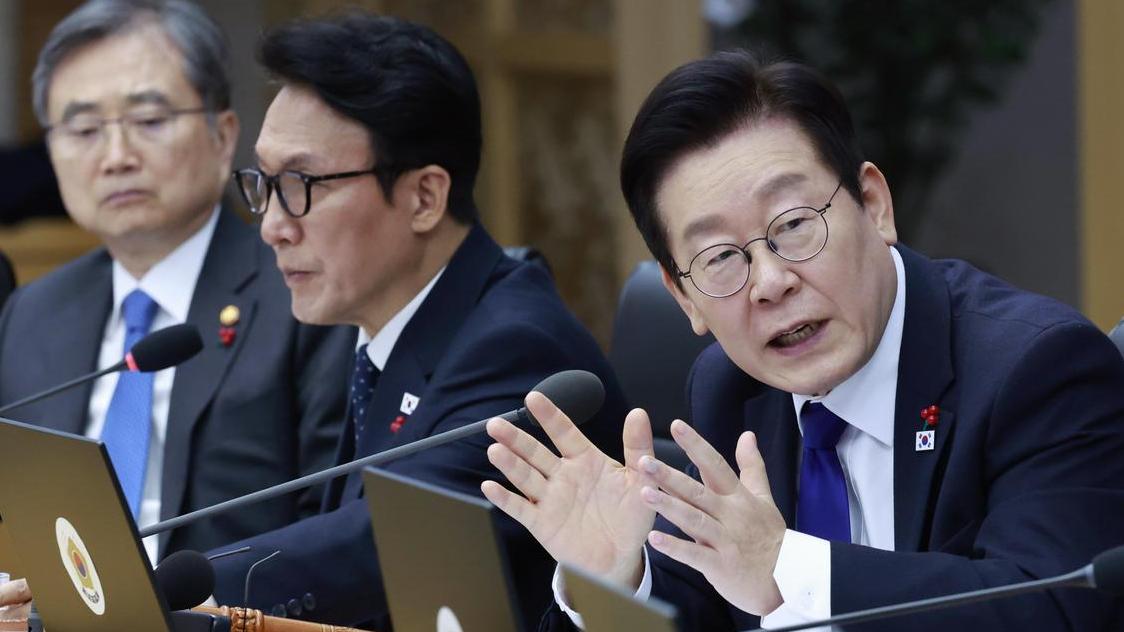 李在明率韩企天团抵京，朝鲜突然亮出大动作，韩国被架在火上烤