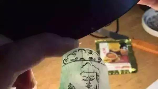早市小价拿下的翡翠片料，雕琢过后成品“敦煌飞仙”真是美如画