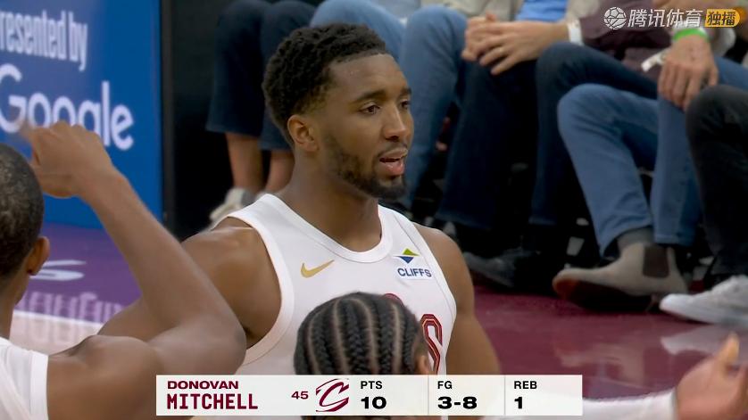 骑士险胜！哈登23+9+5，赛后米切尔大步过去，一把抱住施罗德