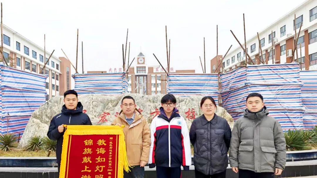 从迷茫到挑灯夜读，武邑宏达东方老师用陪伴改写学生的成长轨迹