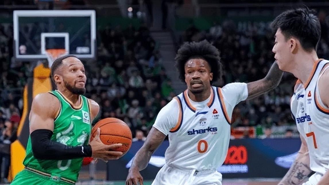 上海五连胜卢伟立大功！攻守调整后力保侵略性，球场应变也变好了