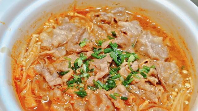 番茄肥牛煲：一口“咕嘟咕嘟”的红色岩浆，把肥牛片骗进番茄温泉里秒变丝绸