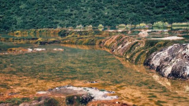 千年泉华凝彩池，贡嘎山谷藏一帘山水清梦