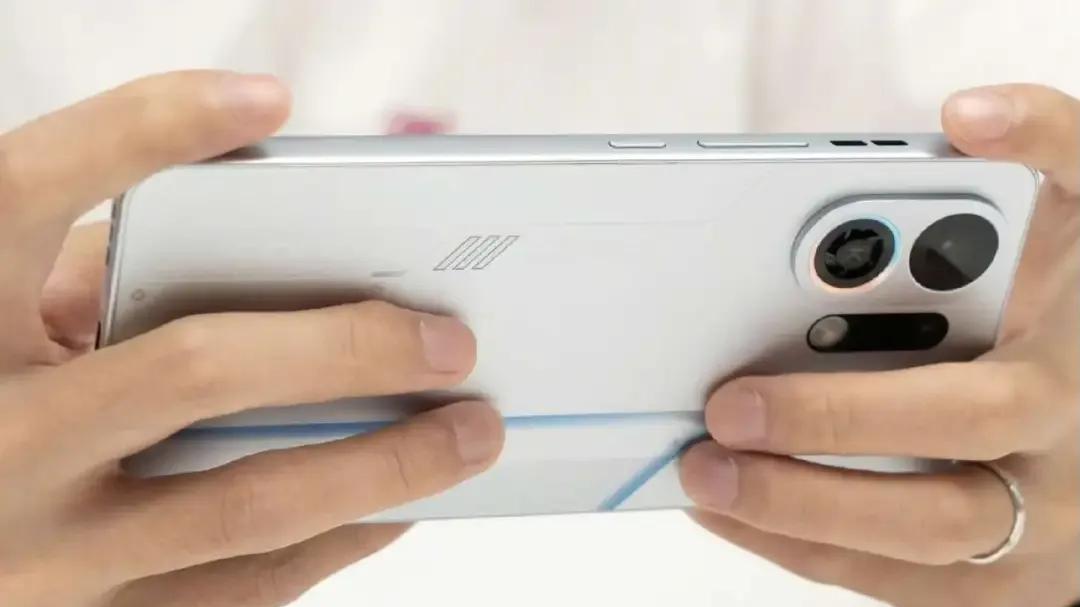 击败红米和iQOO，OPPO拿下性价比第1名，跑分245万+7000mAh+散热风扇