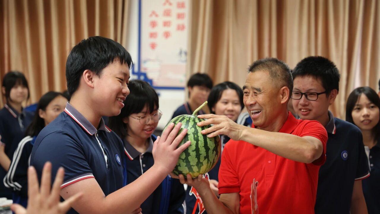 中考第二日，高明初三考生家长场外暖心陪伴