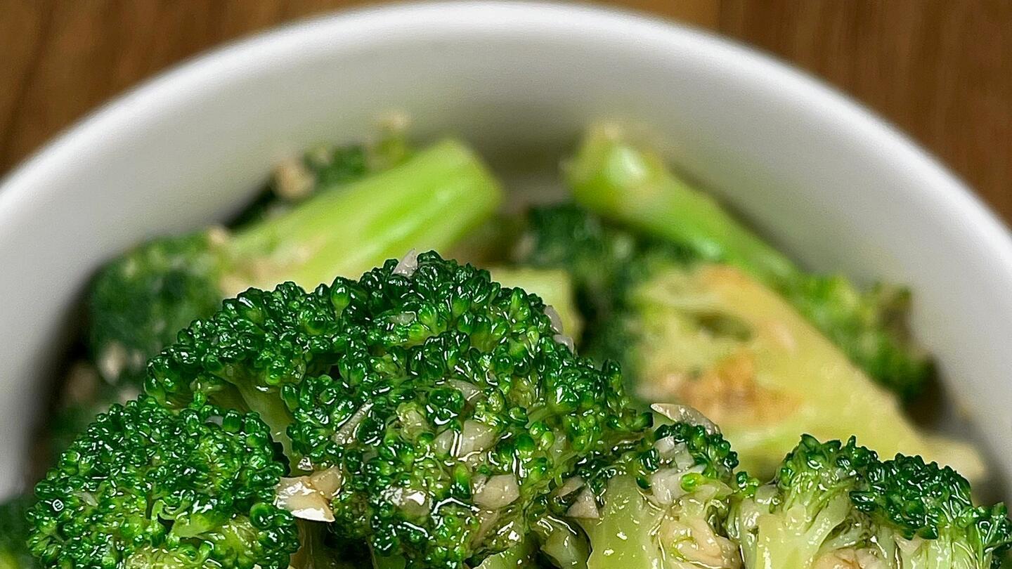 蒜蓉西兰花：翠绿清爽的家常美味！