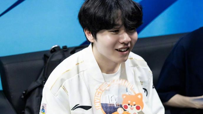 拳头更新全球战力榜！HLE排第3引发热议，小吕布：好想去MSI