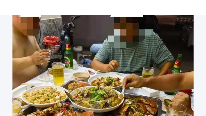 生活笔话：餐食间隙尽兴光膀子的男人们！