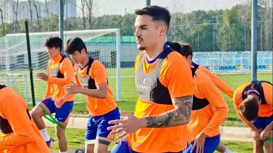 刘彬彬无辜？阿尔瓦罗已会中文国粹！鲁媒：刚来就教，人家不懂